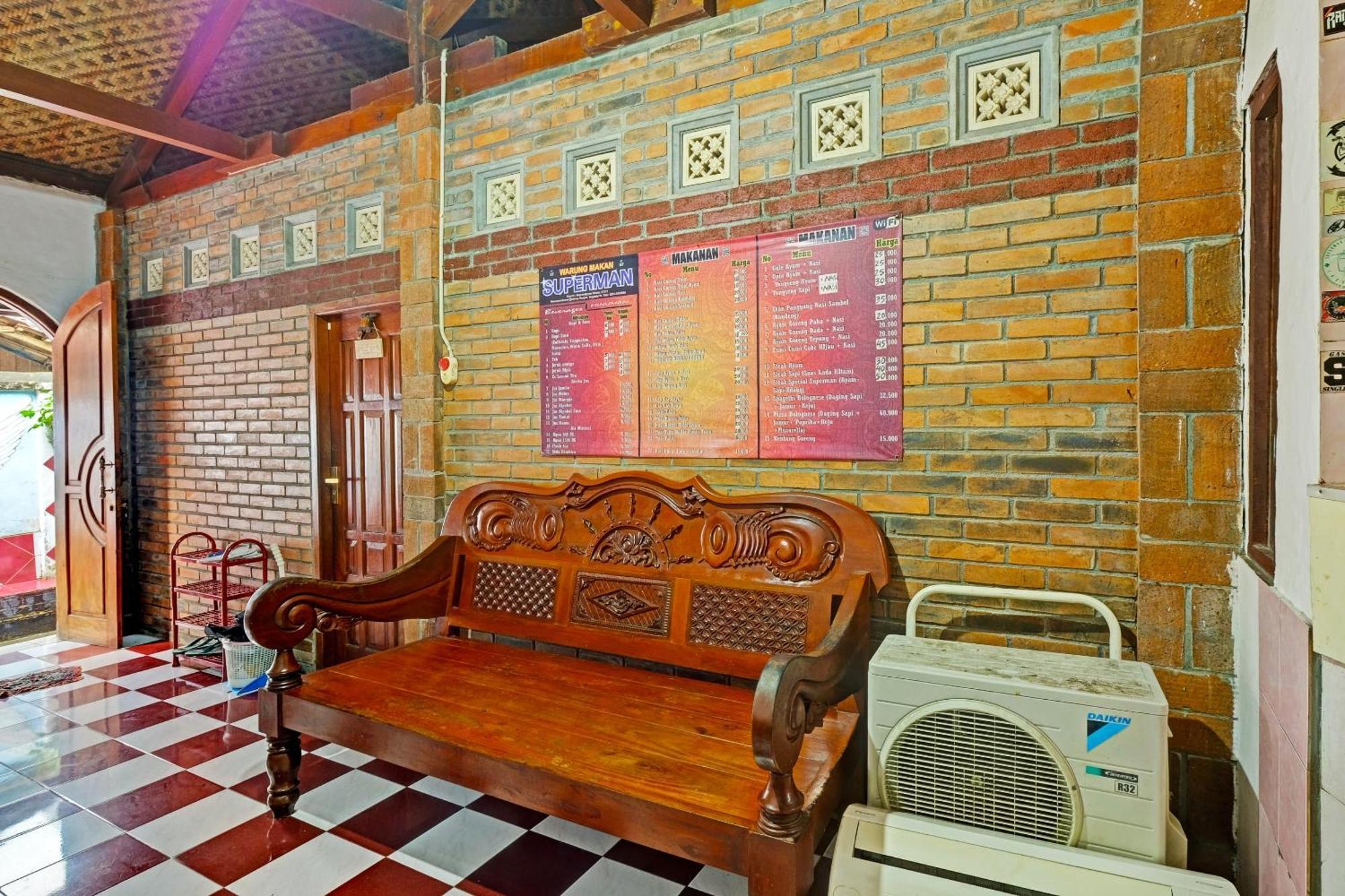 Spot On 91915 Homestay Superman 요그야카르타 외부 사진